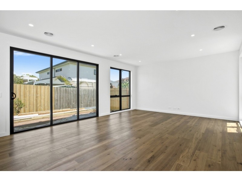 1/18 Van Ness Avenue, Mornington VIC 3931