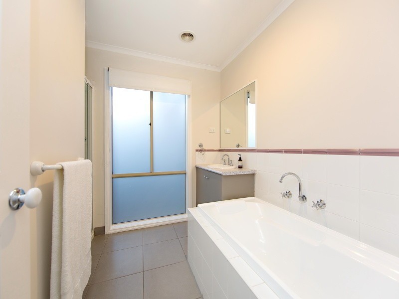 32 Kathleen Crescent, Mornington VIC 3931