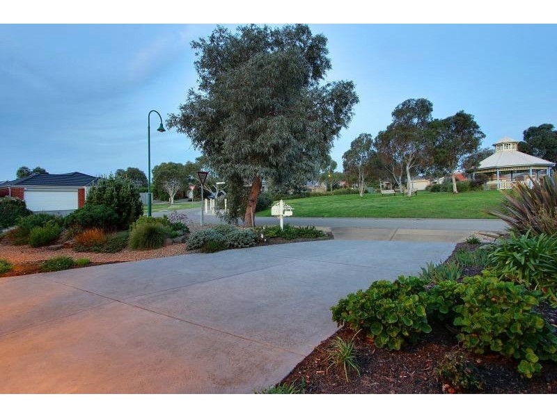 8 Sandhurst Terrace, Mount Martha VIC 3934