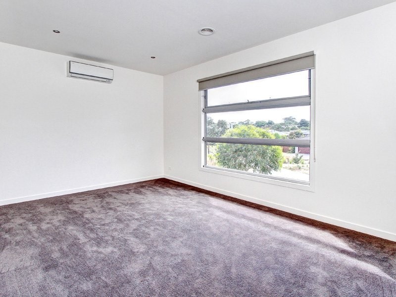 4 Mariners Retreat (enter from Pine Ave..), Mornington VIC 3931