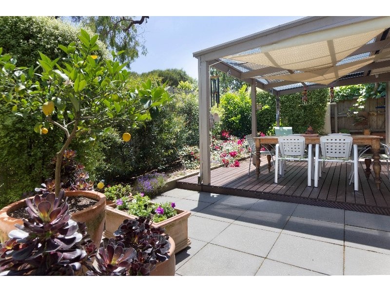 4/14-16 Lucerne Avenue, Mornington VIC 3931