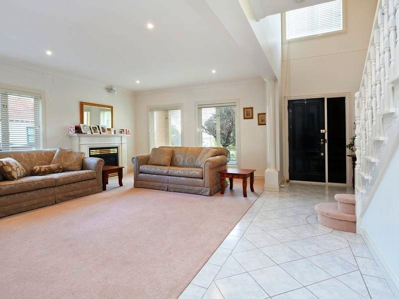12 Grange Rd, Mornington VIC 3931
