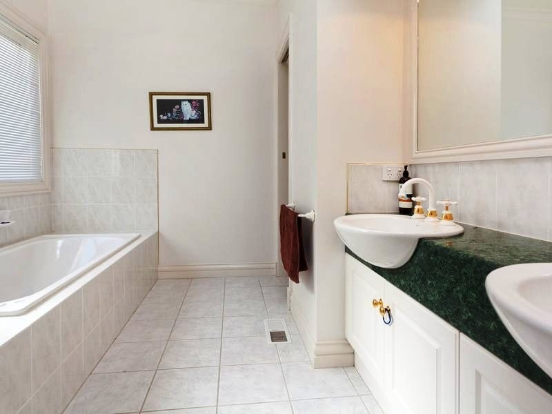 12 Grange Rd, Mornington VIC 3931