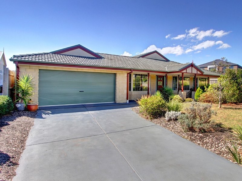 16 Ben Drive, Mornington VIC 3931