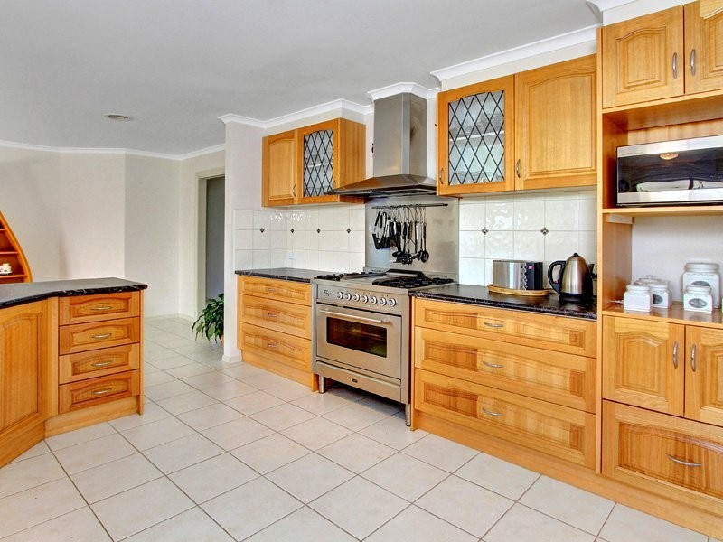 16 Ben Drive, Mornington VIC 3931