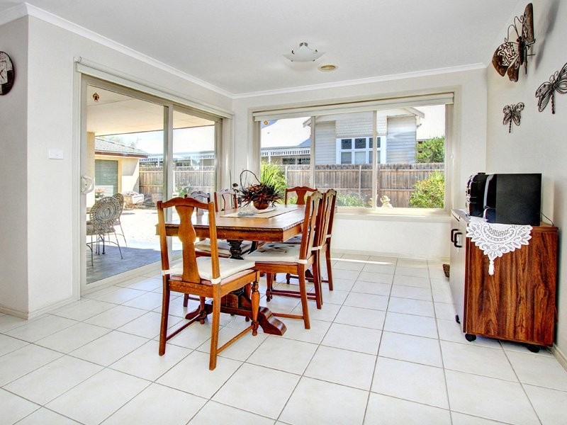 16 Ben Drive, Mornington VIC 3931