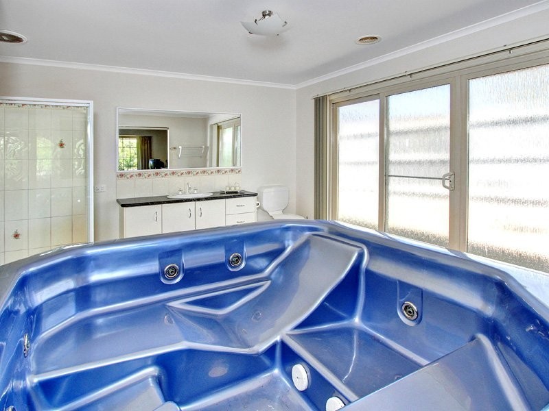 16 Ben Drive, Mornington VIC 3931