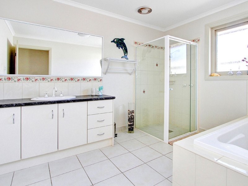 16 Ben Drive, Mornington VIC 3931