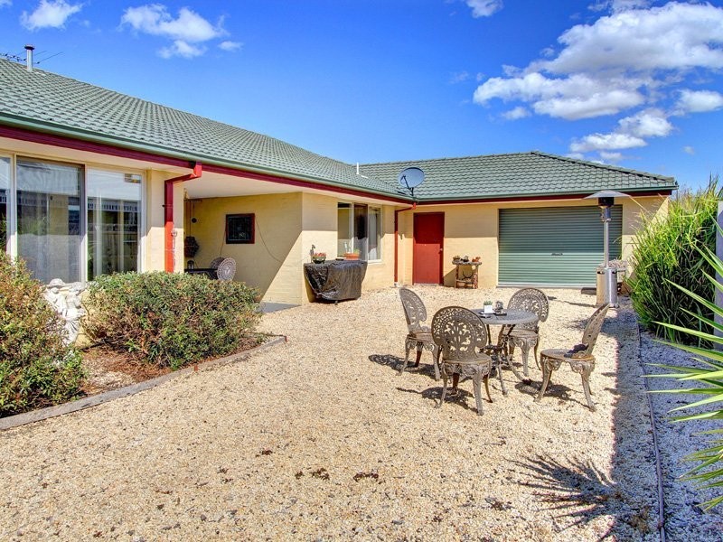 16 Ben Drive, Mornington VIC 3931