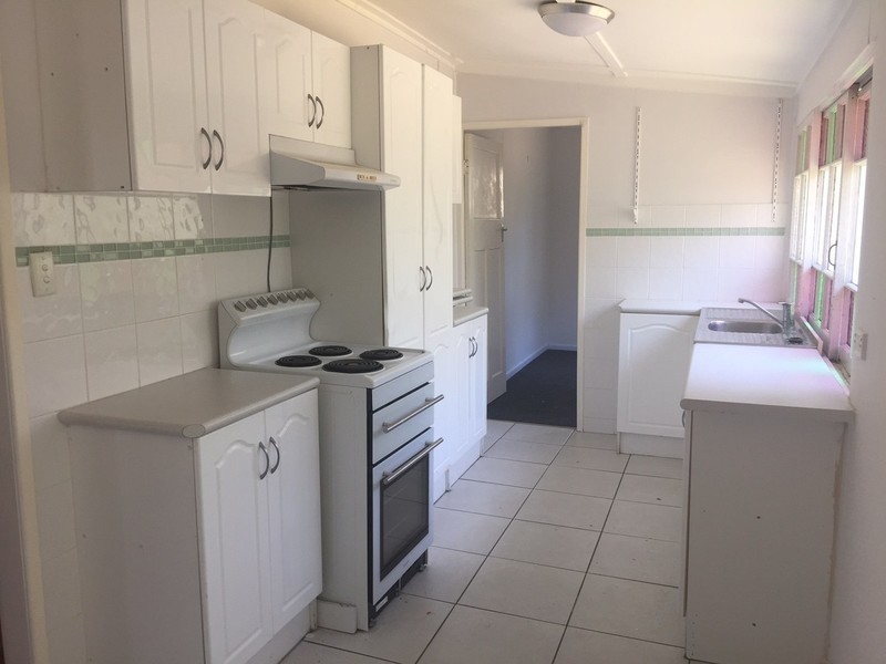 8 Burton Street, North Booval QLD 4304