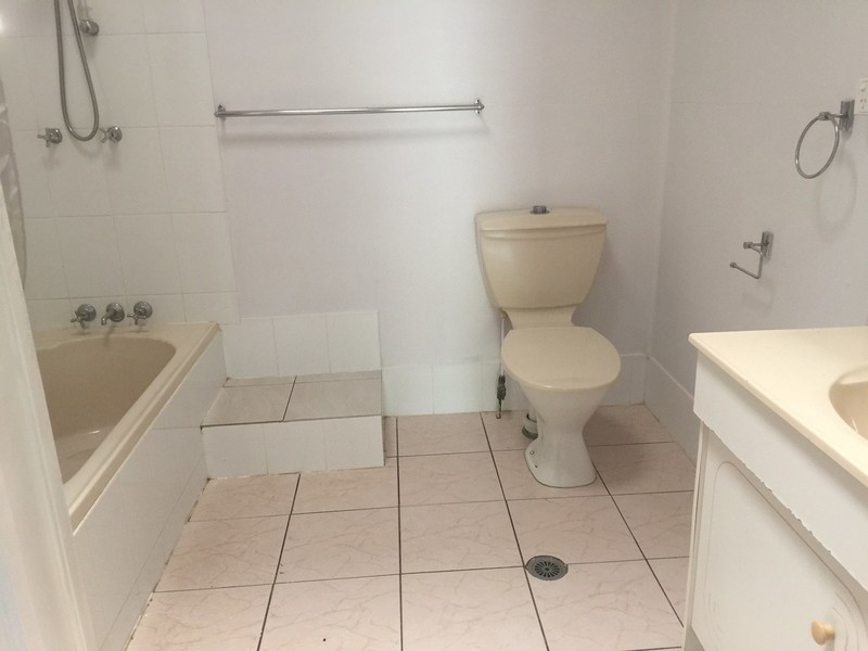 8 Burton Street, North Booval QLD 4304