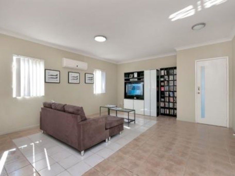 21a Ronald, Bundamba QLD 4304