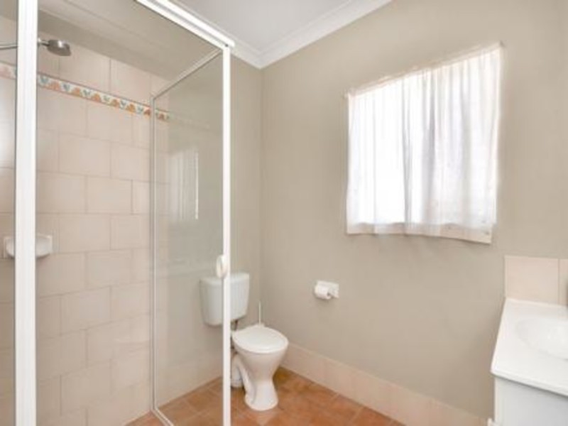 21a Ronald, Bundamba QLD 4304