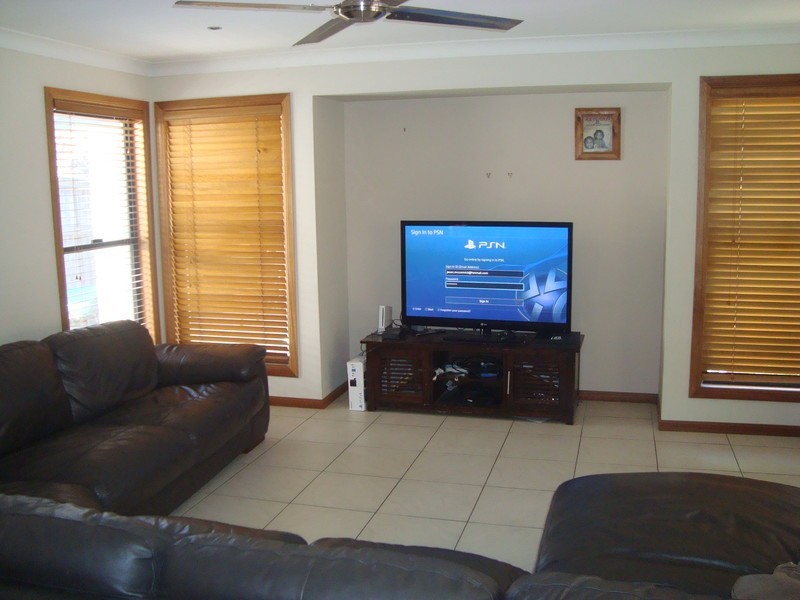 9 Lake Breeze Drive, Windaroo QLD 4207