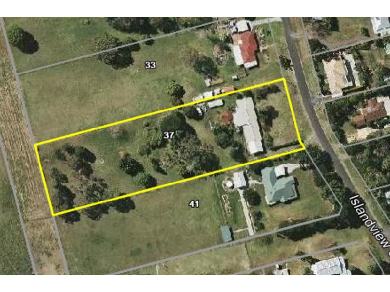 37-39 Islandview Street, Barellan Point QLD 4306