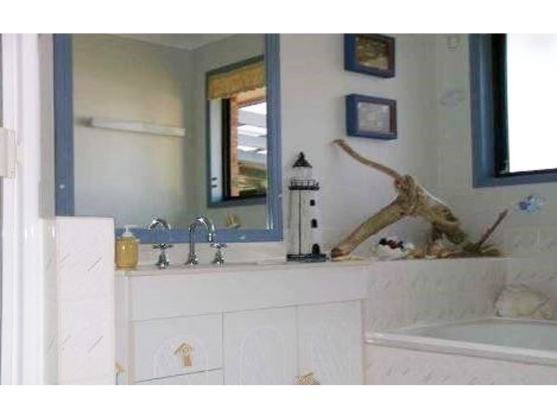 37-39 Islandview Street, Barellan Point QLD 4306