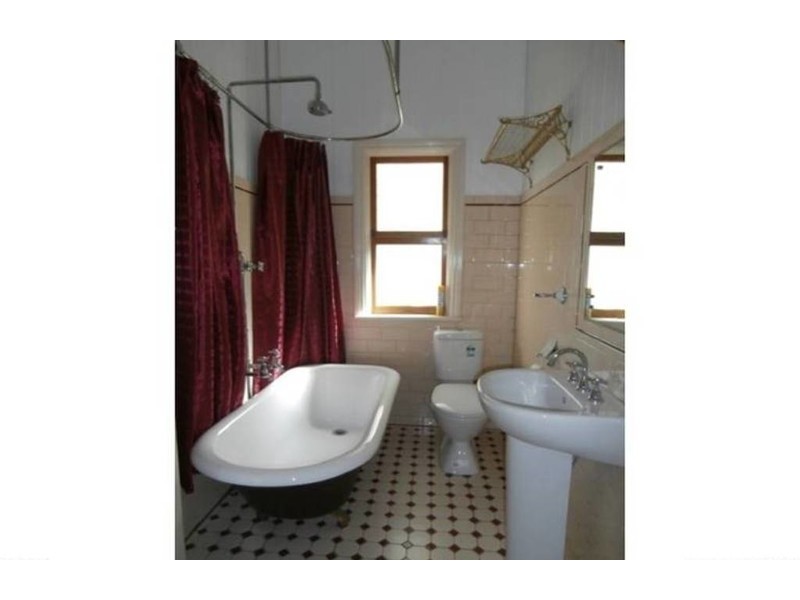 20 Whitehill Road, Newtown QLD 4305