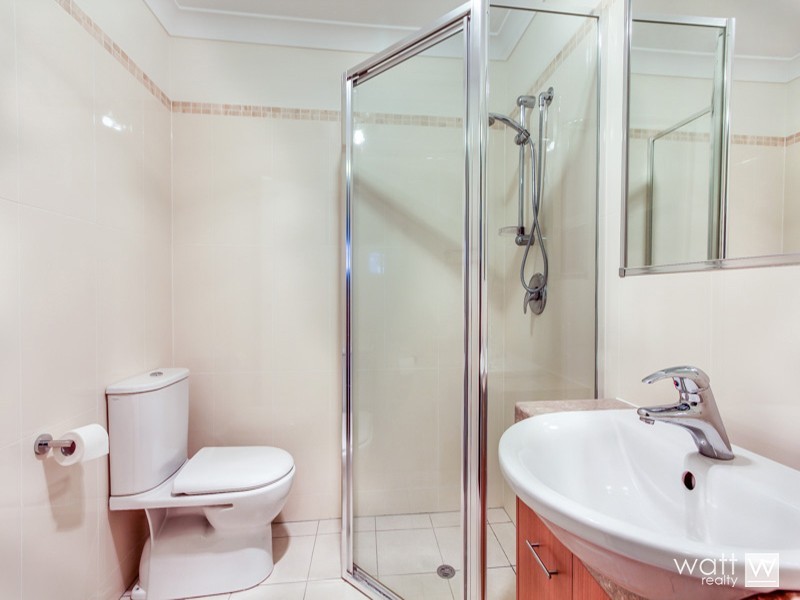 2/15 Curwen Tce, Chermside QLD 4032