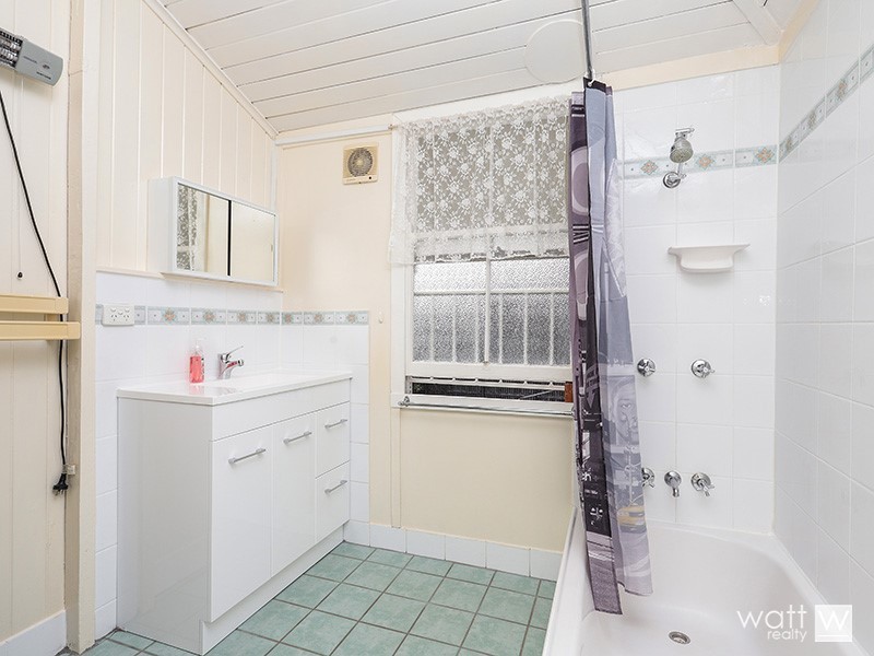 10 Sixth Avenue, Kedron QLD 4031