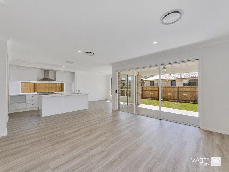 1 Sarsfield Place, Bridgeman Downs QLD 4035