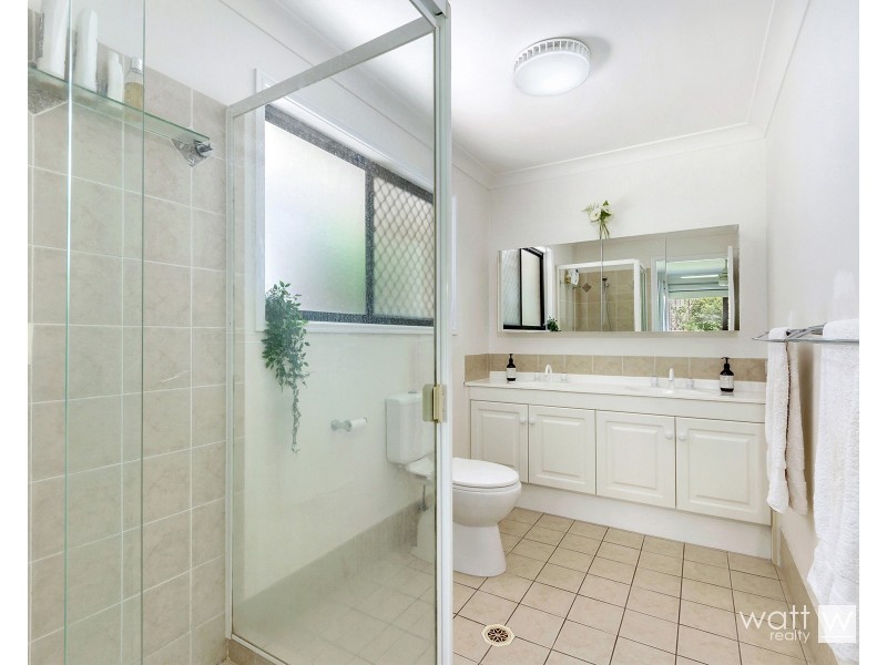 8 Pinehurst Court, Albany Creek QLD 4035
