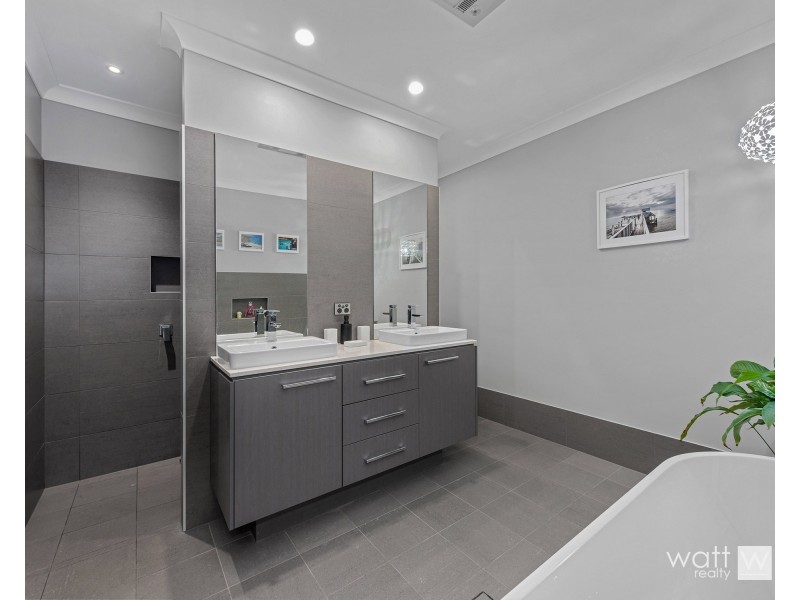 24 Outlook Crescent, Bridgeman Downs QLD 4035
