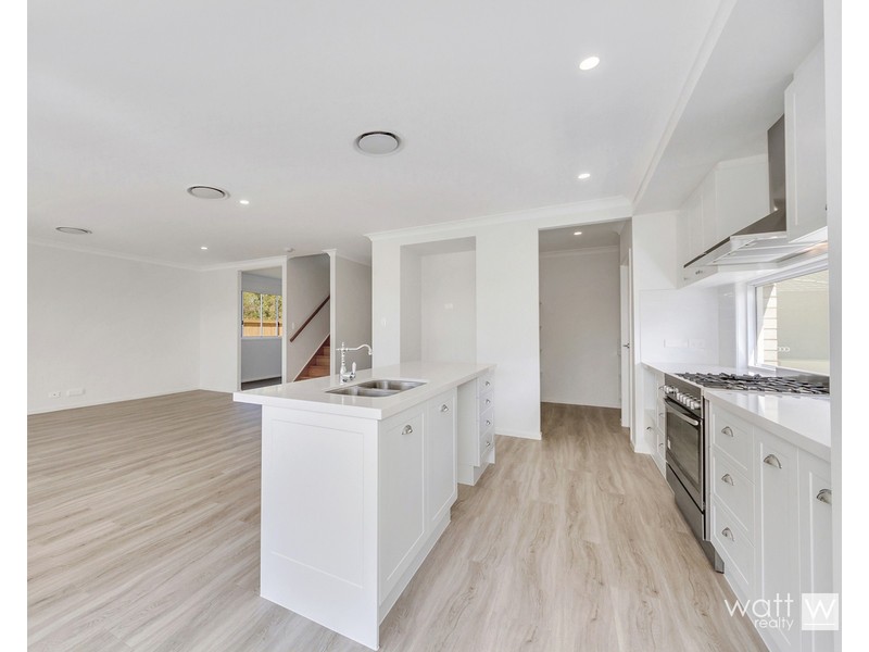 1 Sarsfield Place, Bridgeman Downs QLD 4035