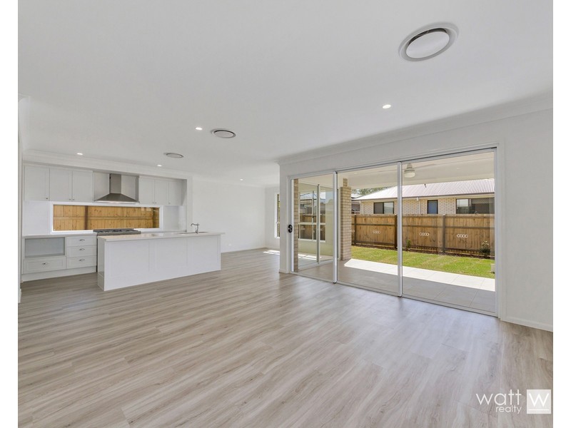 1 Sarsfield Place, Bridgeman Downs QLD 4035