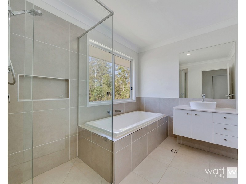 1 Sarsfield Place, Bridgeman Downs QLD 4035