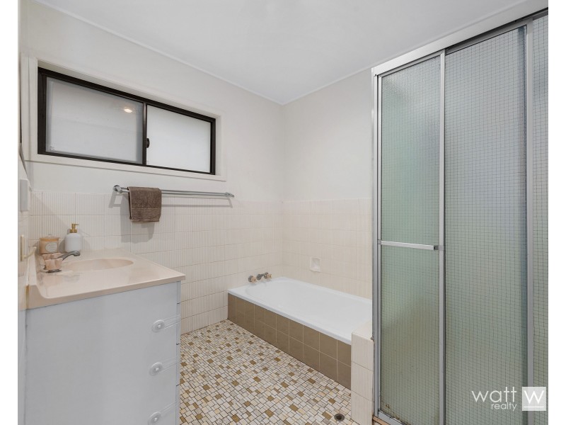 16 Finch Street, Stafford Heights QLD 4053