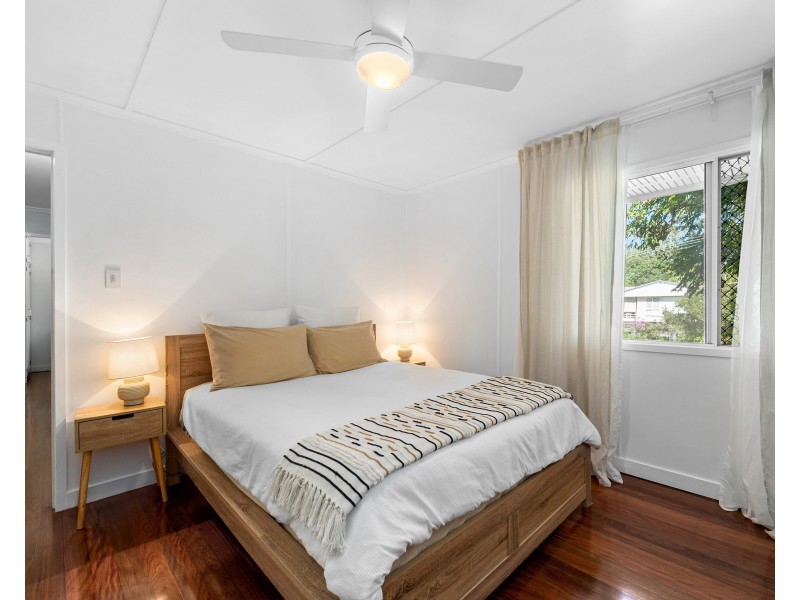 20 Deerdale Street, Stafford Heights QLD 4053