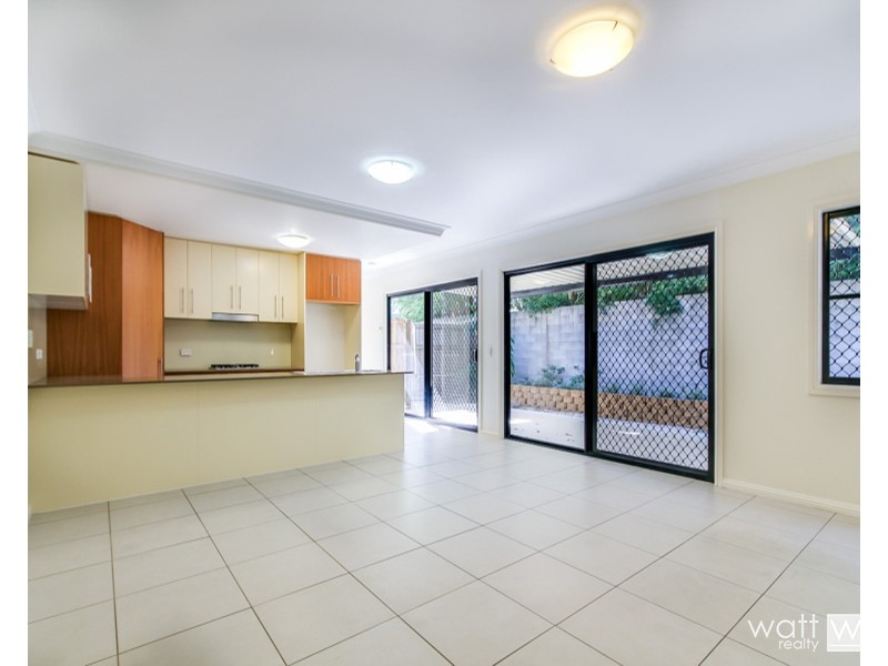 2/15 Curwen Tce, Chermside QLD 4032
