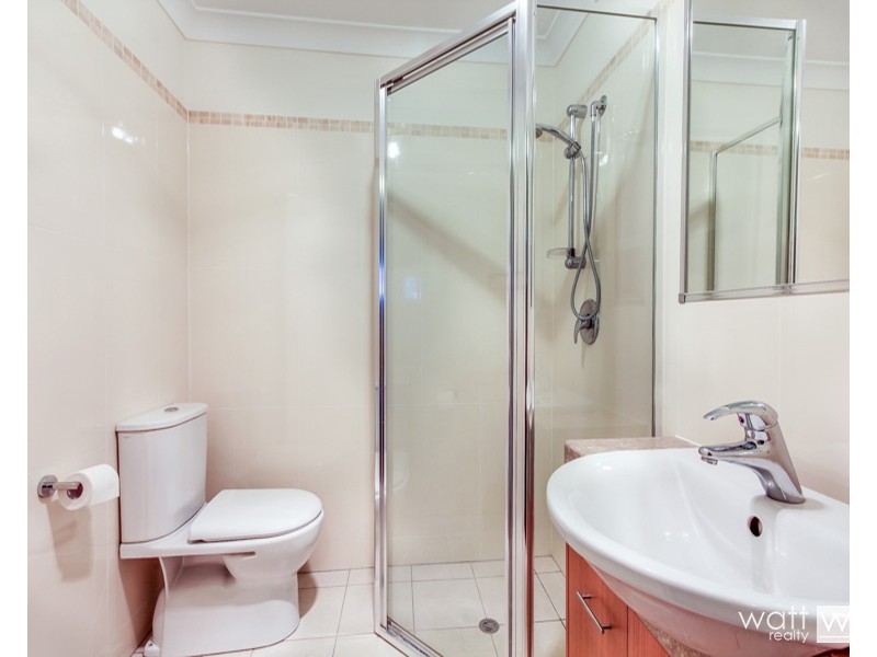 2/15 Curwen Tce, Chermside QLD 4032