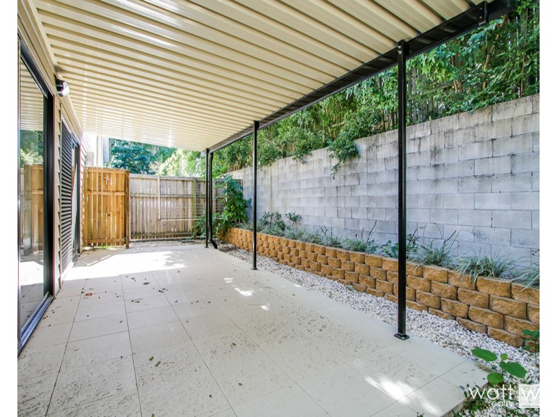 2/15 Curwen Tce, Chermside QLD 4032