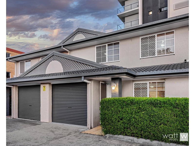2/125 Farnell Street, Chermside QLD 4032