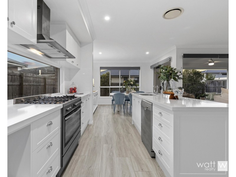 1 Sarsfield Place, Bridgeman Downs QLD 4035