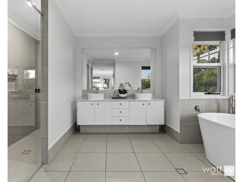 1 Sarsfield Place, Bridgeman Downs QLD 4035