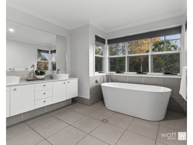 1 Sarsfield Place, Bridgeman Downs QLD 4035