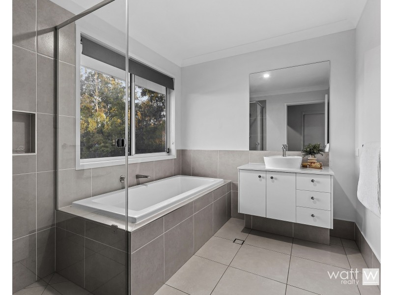 1 Sarsfield Place, Bridgeman Downs QLD 4035