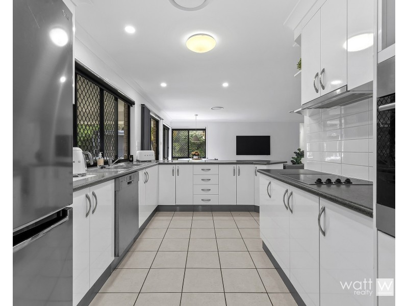 8 Pinehurst Court, Albany Creek QLD 4035