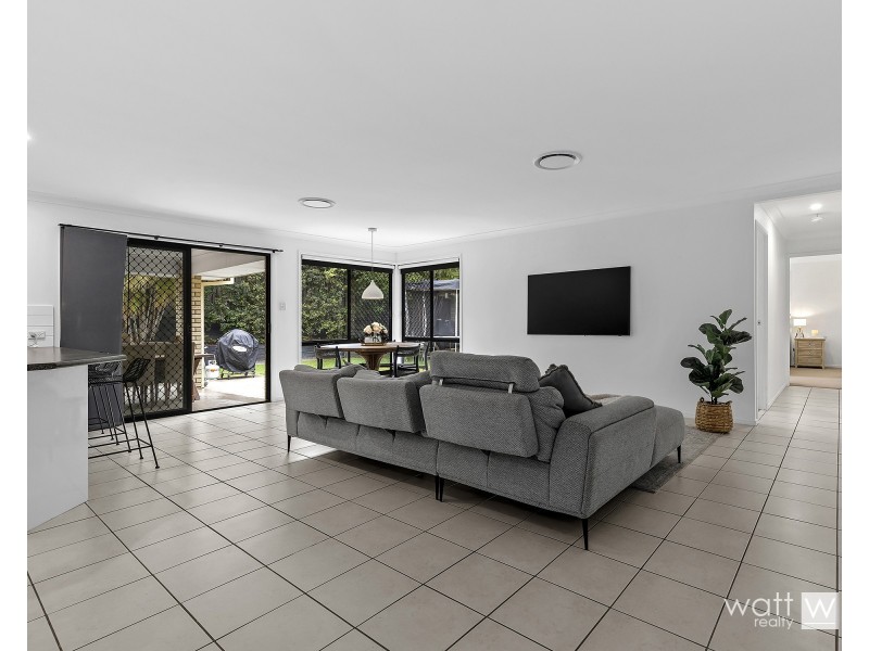 8 Pinehurst Court, Albany Creek QLD 4035