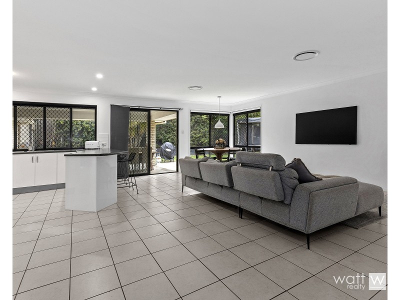 8 Pinehurst Court, Albany Creek QLD 4035