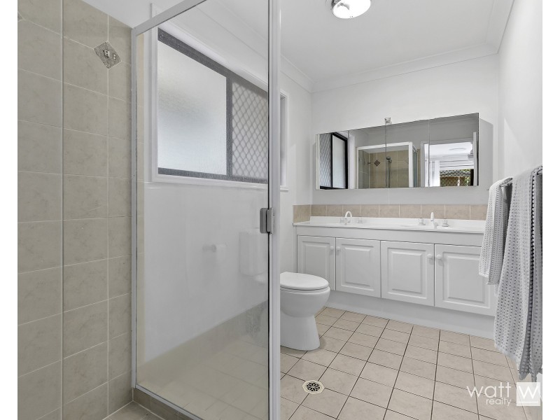 8 Pinehurst Court, Albany Creek QLD 4035