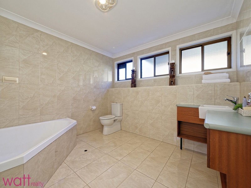 8 Dimboola Street, Bridgeman Downs QLD 4035