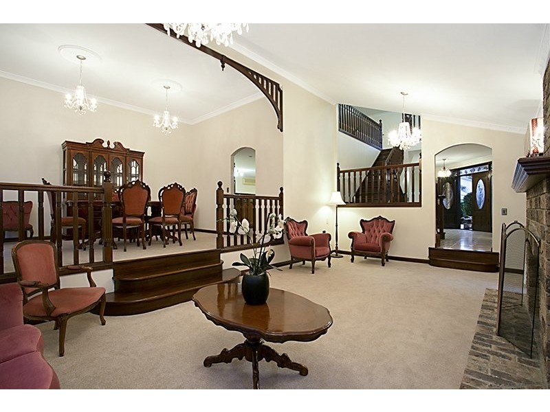 10 Gregory Court, Mount Ommaney QLD 4074