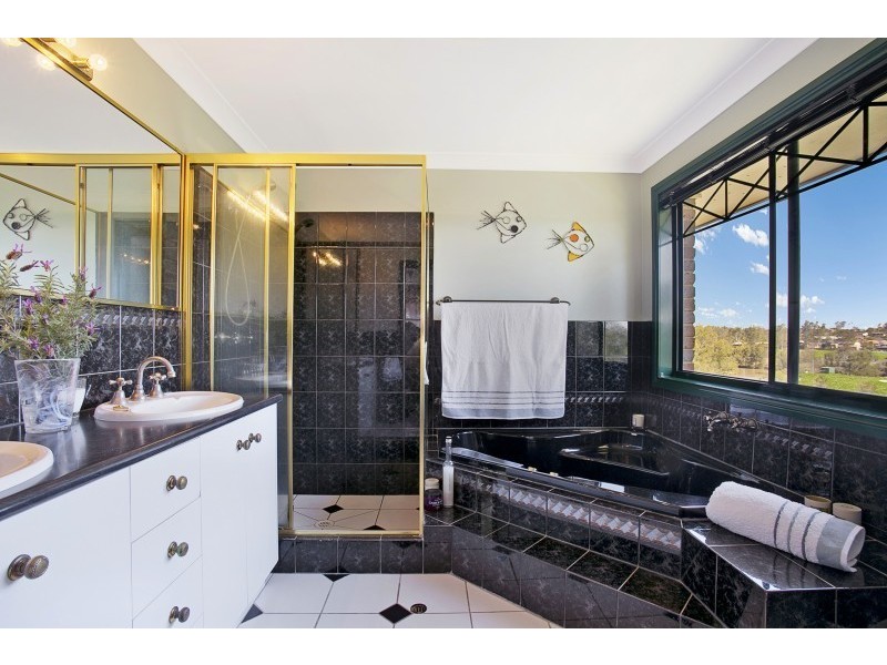 40 Drysdale Street, Mount Ommaney QLD 4074