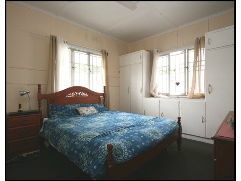 2 Elliott st, Silkstone QLD 4304