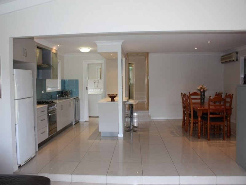 4 Kinarra Street, Ashmore QLD 4214