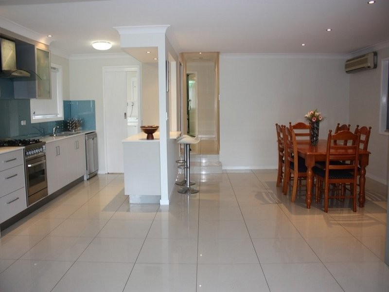 4 Kinarra Street, Ashmore QLD 4214