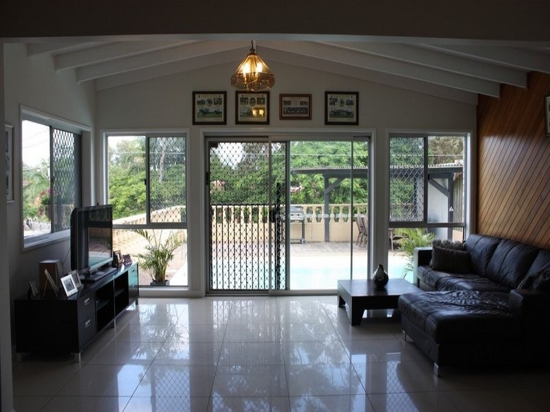 4 Kinarra Street, Ashmore QLD 4214